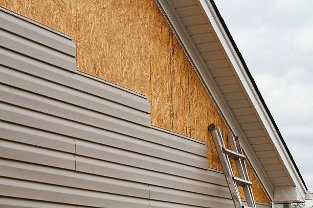 Professional Vinyl Siding technician working in Poolesville, MD